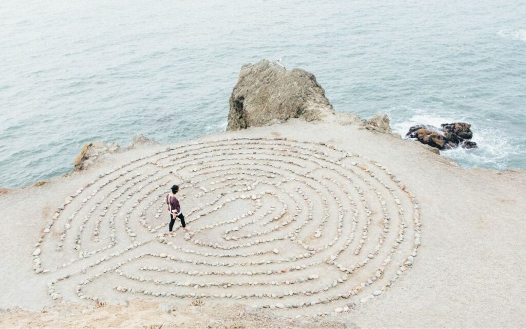 Marion Kuipéri tekent labyrinthen op het strand